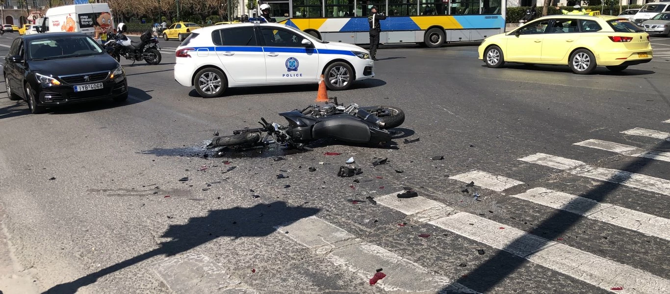 Σε ποιον ανήκει το αυτοκίνητο που προκάλεσε το δυστύχημα μπροστά στη Βουλή; (upd)